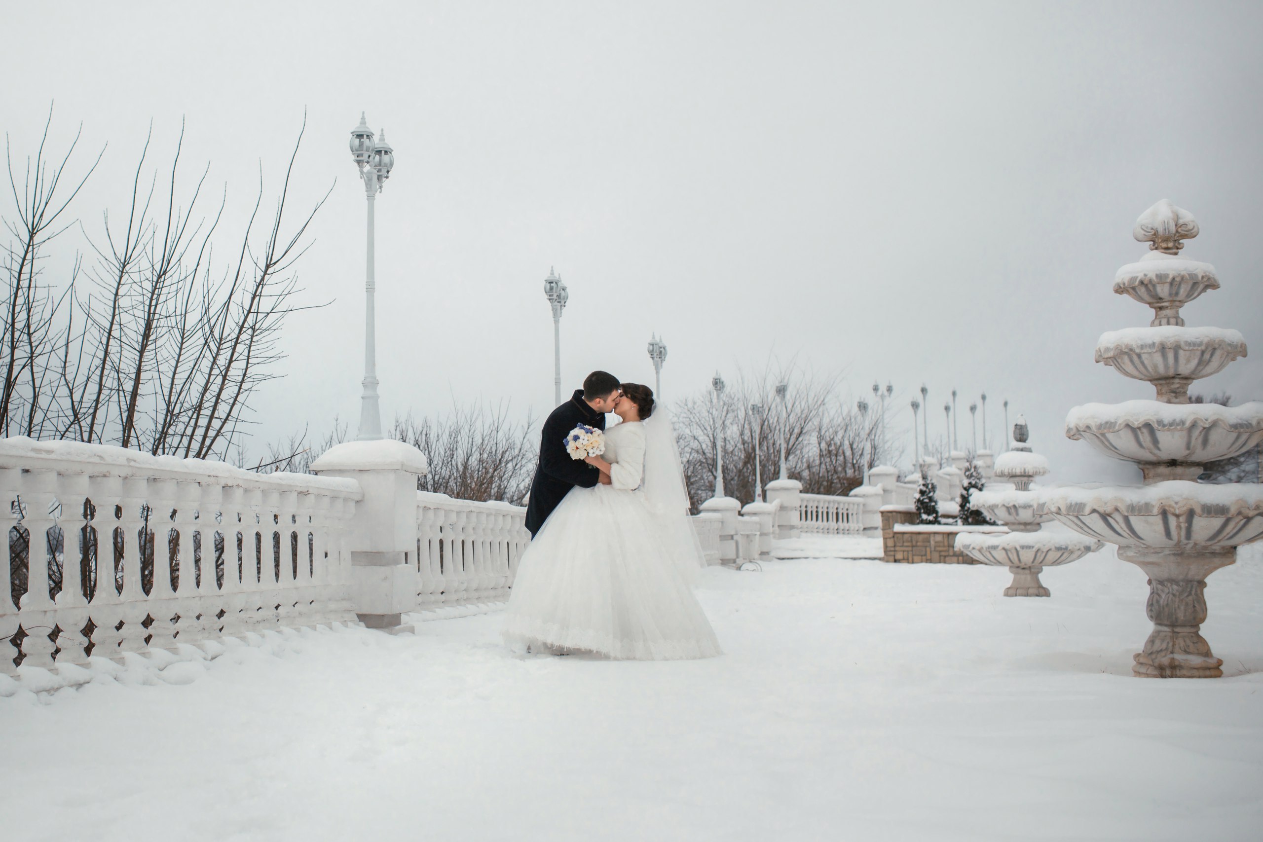 Свадебная фотосессия на набережной зимой